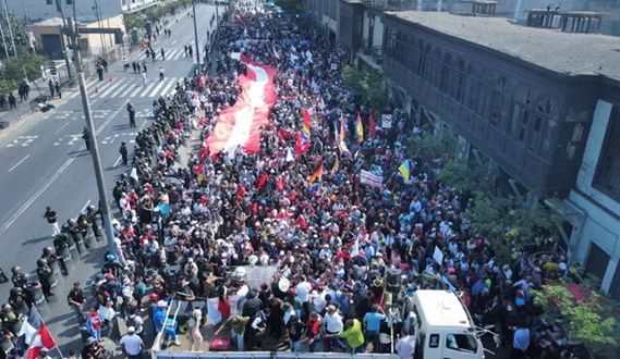 Manifestazioni davanti al Parlamento, contro la legge che appoggia le bande criminali. Fonte: Diario La República 24/10/2024